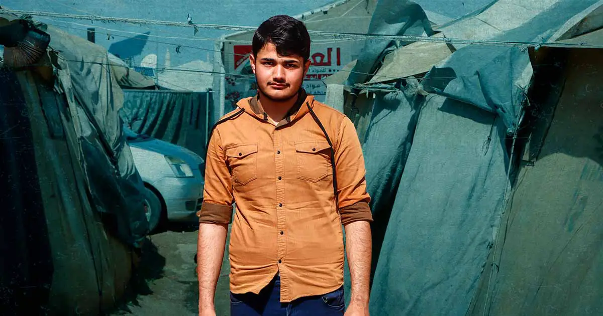 عبدالملك طالب يسكن خيمة يدرس فيها عبر مبادرة مسارات، لم يسمح للظروف أن تمنعه عن السعي وراء حلمه