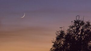 من علامات ليلة القدر أنها في العشر الأواخر والسماء فيها صافية، كما أن القمر في تلك الليلة يظهر كما لو كان شق جفنة، كما ورد في الحديث الشريف -the signs of Laylatul Qadr from Hadith and Quran, including weather signs like the moon, sun, and peace of the night.